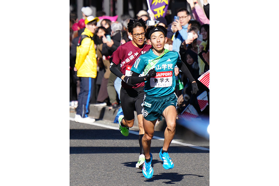 工藤慎作(左)を抜きトップに出た黒田朝日【写真:産経新聞社】