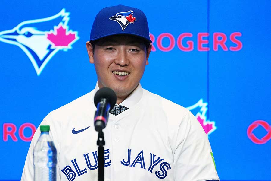 ブルージェイズの入団会見に出席した岡本和真【写真：ロイター】