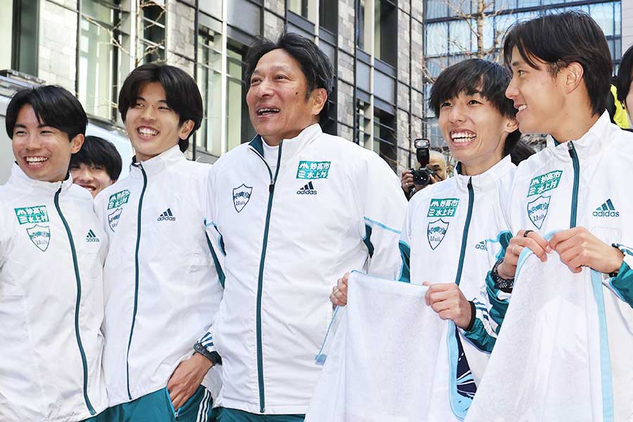 青学大を率いた原晋監督（中央）【写真：産経新聞社】