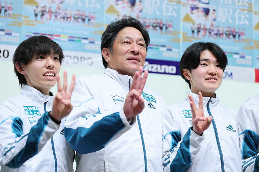 青学大を率いた原晋監督(中央)【写真:産経新聞社】
