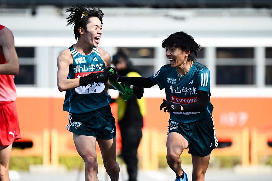 小田原中継所で黒田朝日に襷を繋いだ平松享祐(左)【写真:中戸川知世】
