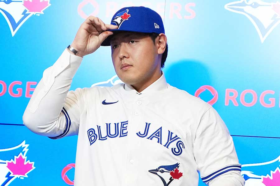 ブルージェイズの入団会見に出席した岡本和真【写真：ロイター】
