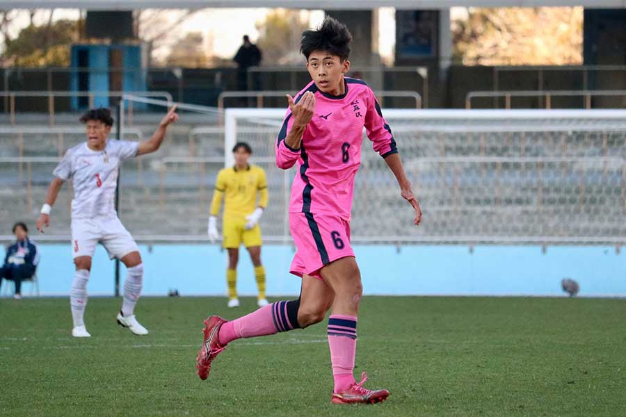 神村学園と対戦した日大藤沢の杉崎万泰【写真:橋本啓】