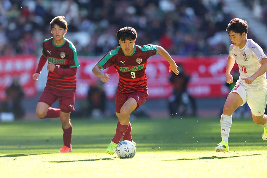 準決勝に出場した尚志の根木翔大（中央）【写真：長田洋平/アフロスポーツ】
