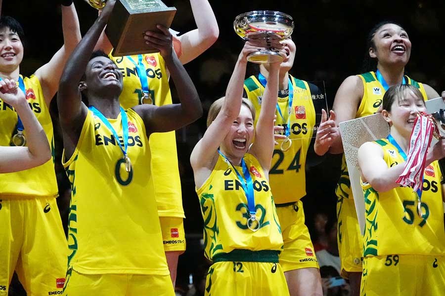 優勝トロフィーを掲げて笑顔の宮崎【写真：編集部】