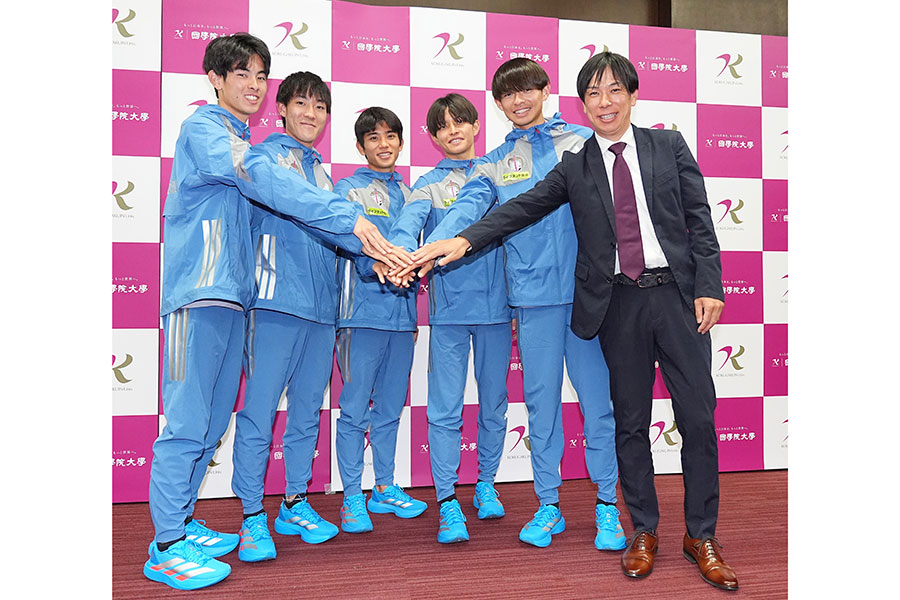 左から国学院大の野中恒亨、高山豪起、上原琉翔、青木瑠郁、辻原輝、前田康弘監督【写真：産経新聞社】