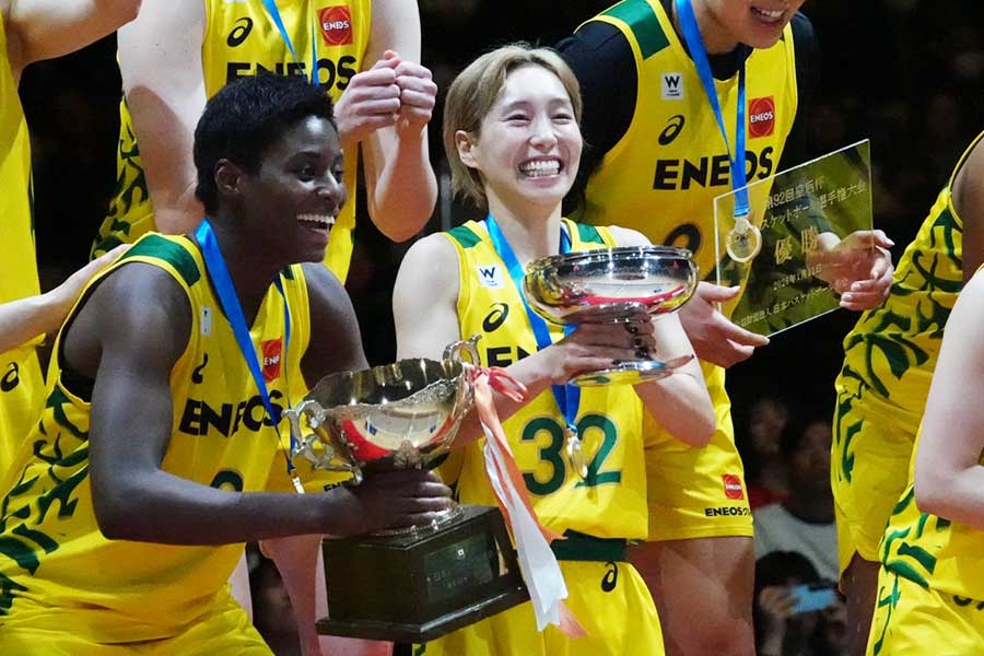 優勝トロフィーを手に笑顔の宮崎早織【写真：編集部】