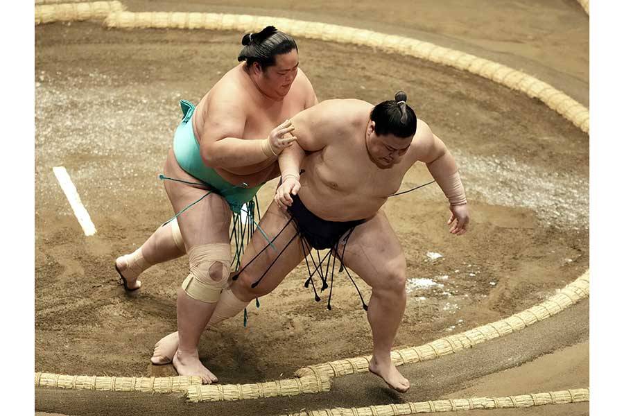 琴桜と義ノ富士の一番で登場した懸賞旗が話題【写真：産経新聞社】