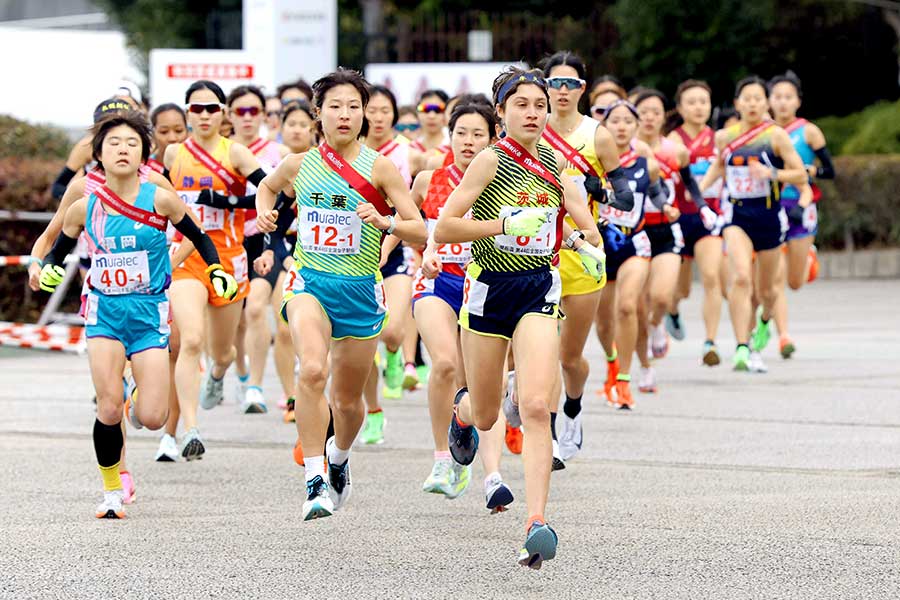 全国都道府県女子駅伝、スタジアムを飛び出す1区の選手たち【写真：スポーツ報知/アフロ】