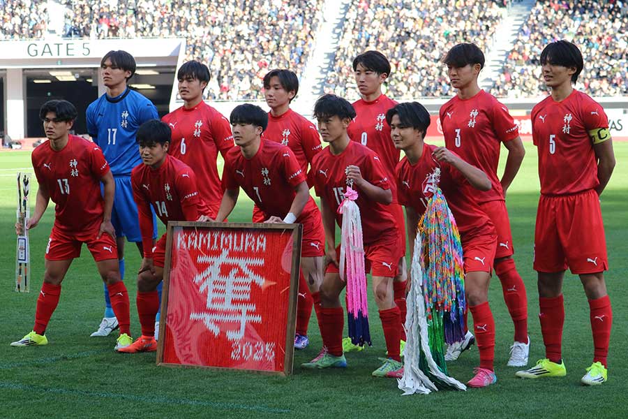 初優勝を飾った神村学園【写真：橋本啓】