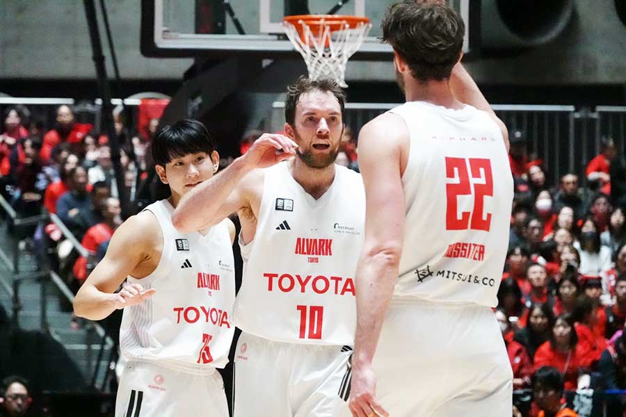 リーグ連覇当時を知る主将のザック・バランスキー（中央）【写真：編集部】