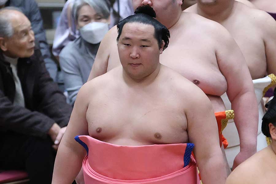 土俵入りする十両・旭海雄【写真：産経新聞社】