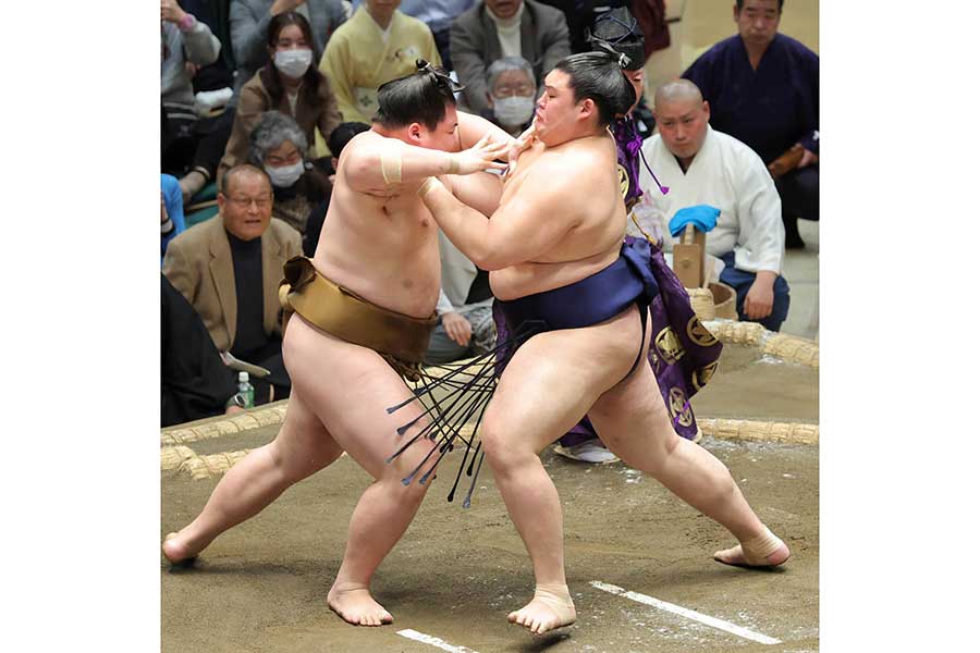 横綱・大の里（右）【写真：スポーツ報知/アフロ】