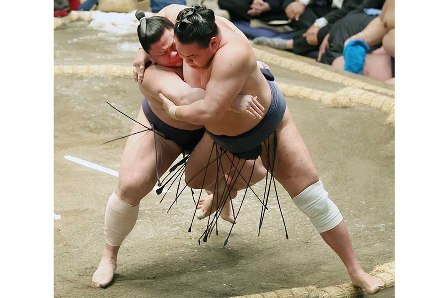 義ノ富士(左)が豊昇龍を寄り切りで金星を挙げた【写真:スポーツ報知/アフロ】