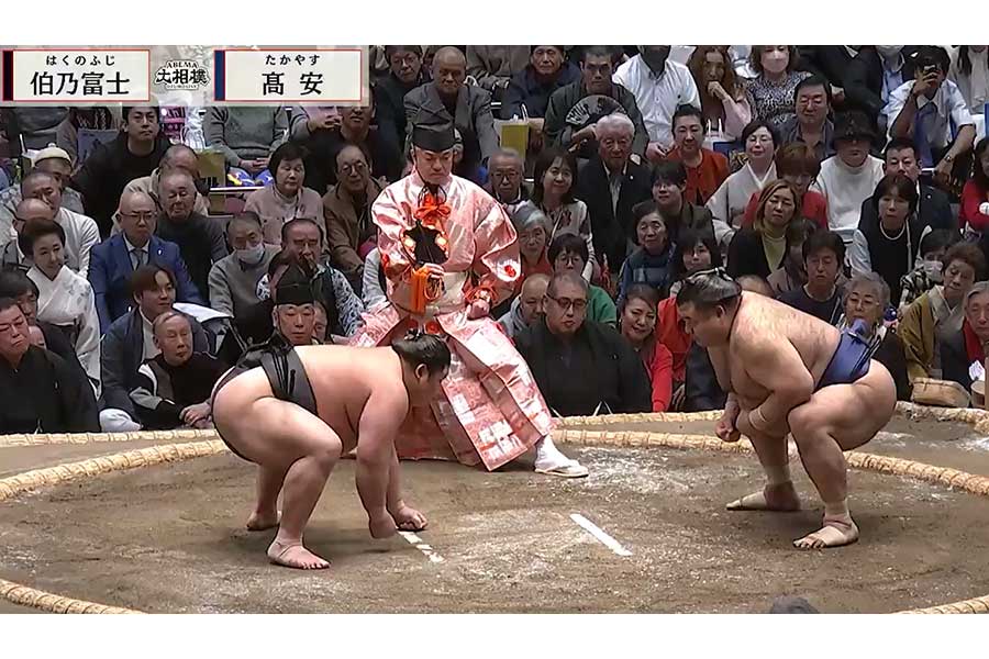 伯乃富士と対戦した高安（右）【写真：ABEMA】