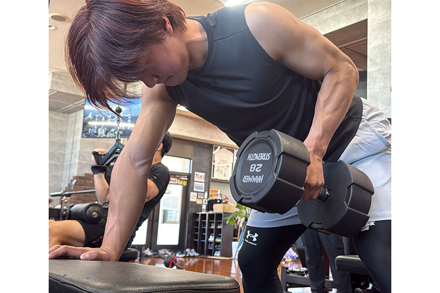自主トレに励むロッテ藤原【写真：球団提供】