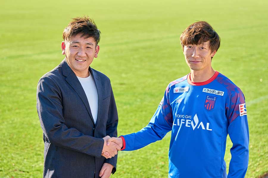 FC東京の室屋成選手（右）が帝京ロンドン学園の三谷大輔氏（左）と高校生年代で海外へ渡る意義を語り合った