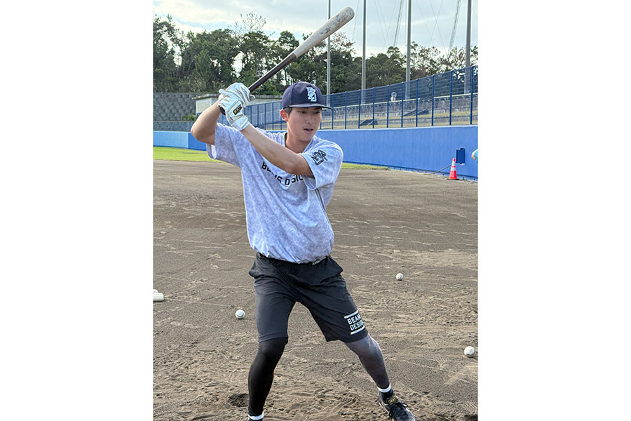 自主トレを行ったロッテ勝又【写真：球団提供】