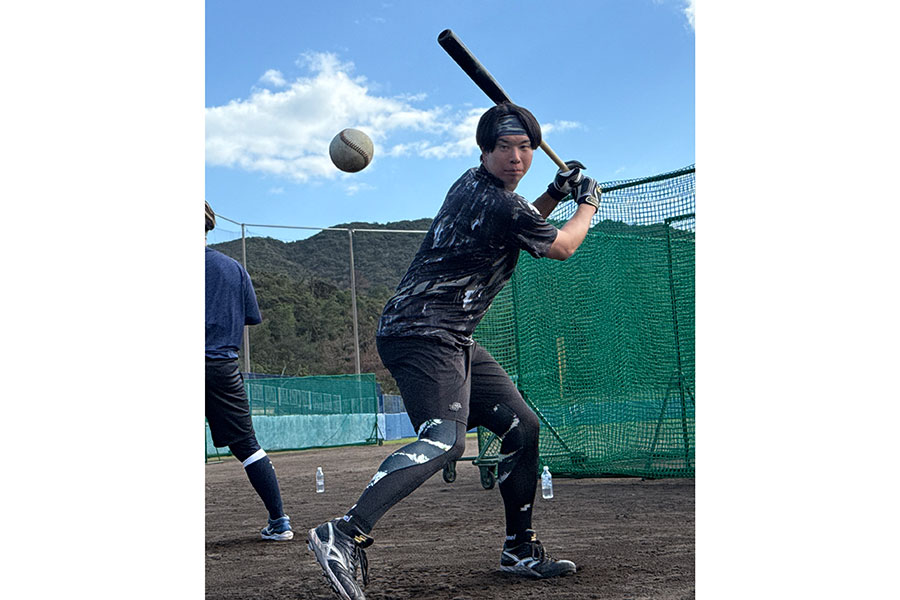 自主トレするロッテ上田【写真：球団提供】