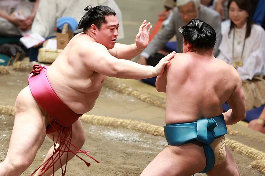 現役時代の北陣親方（左）【写真：産経新聞社】