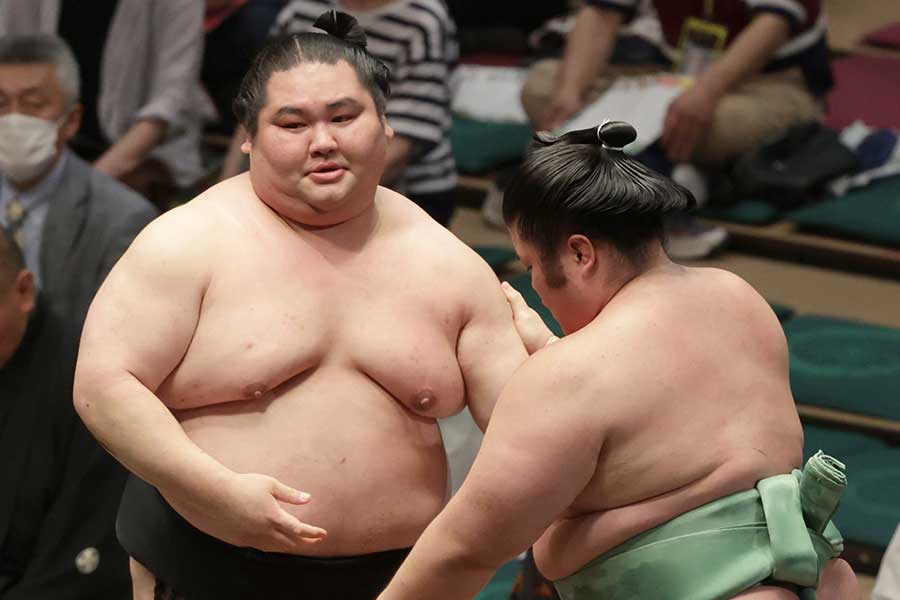 元幕内・大奄美（左）【写真：産経新聞社】