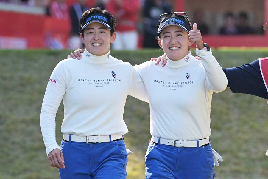 岩井明愛（左）、千怜【写真：スポーツ報知/アフロ】