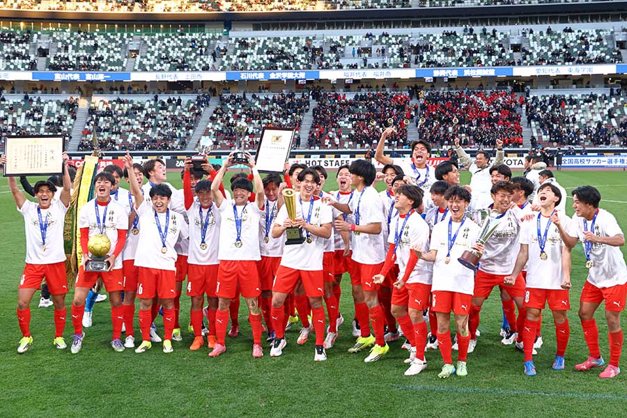 第104回全国高校サッカー選手権大会で初優勝を果たした神村学園【写真：西村尚己/アフロスポーツ】