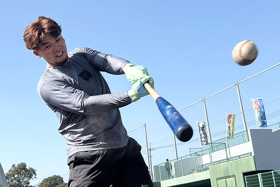 ロッテに移籍した井上 【写真：球団提供】