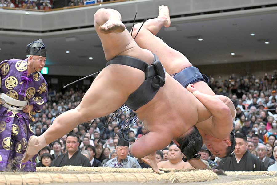 平幕・伯乃富士に勝利した横綱・豊昇龍【写真：スポーツ報知/アフロ】