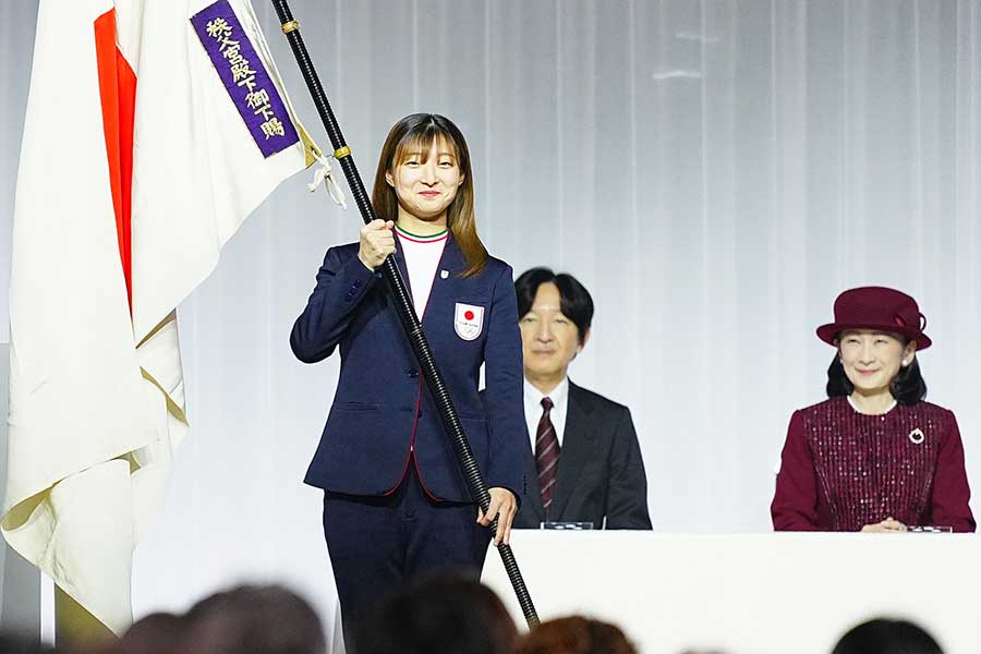 結団式に登場した坂本花織（左）【写真：荒川祐史】