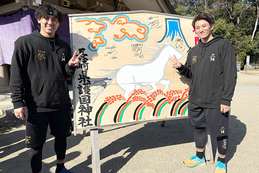 ともに自主トレを行うロッテ高野（左）と小島【写真：球団提供】