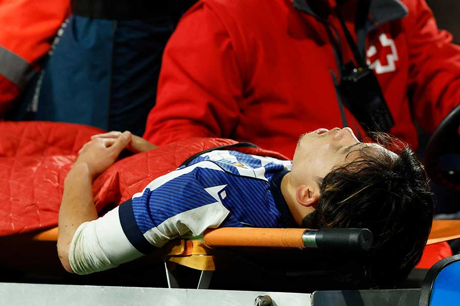 担架で運ばれる久保建英【写真：ロイター】