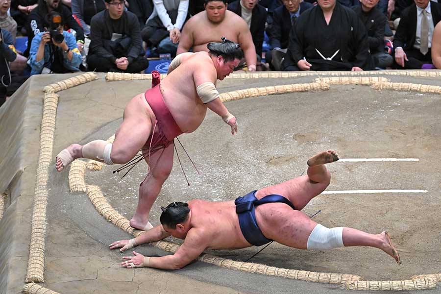 豊昇龍を破った大栄翔（左）【写真：スポーツ報知/アフロ】
