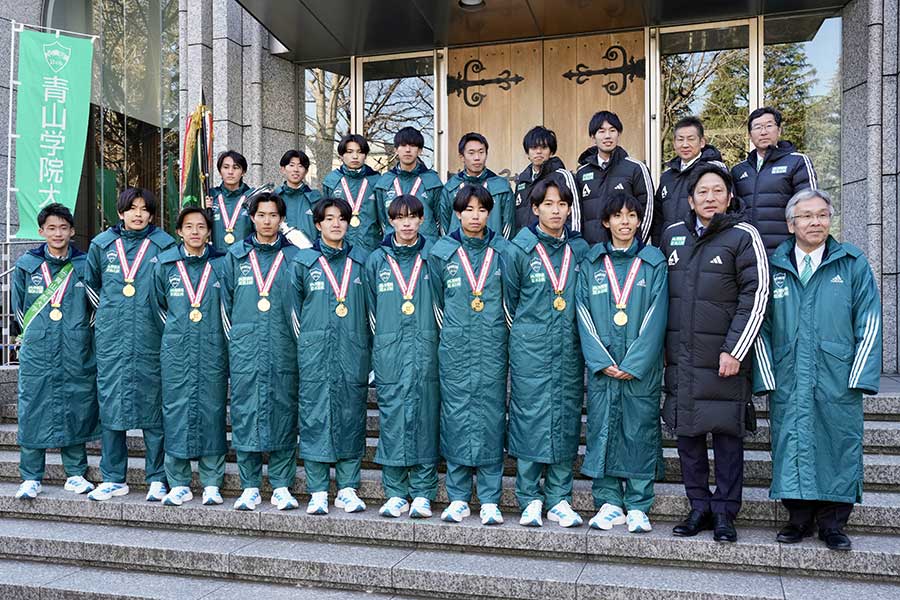 青学大の原晋監督（前列右から2人目）と選手、関係者【写真：産経新聞社】