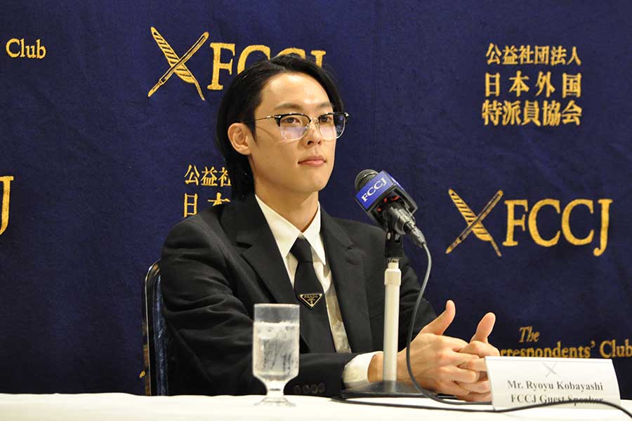 記者会見を行った小林陵侑【写真：山野邊佳穂】
