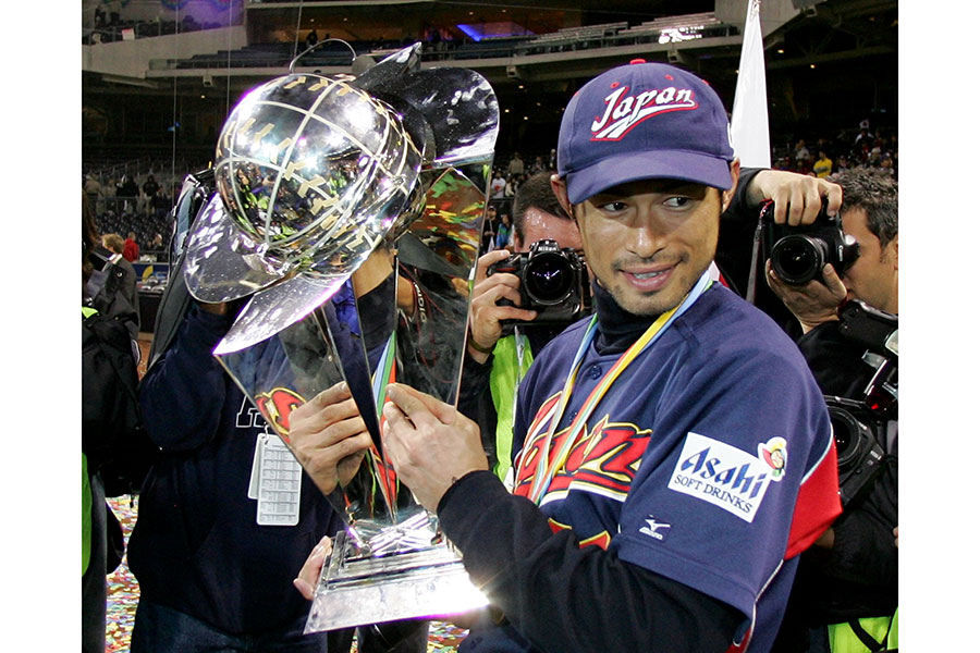 2006年のWBCで優勝トロフィーを持つイチロー【写真：ロイター/アフロ】