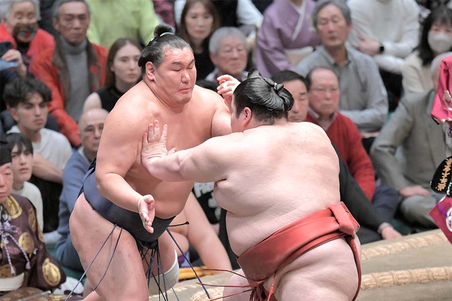 大相撲初場所9日目、押し出しで敗れた豊昇龍【写真：スポーツ報知/アフロ】