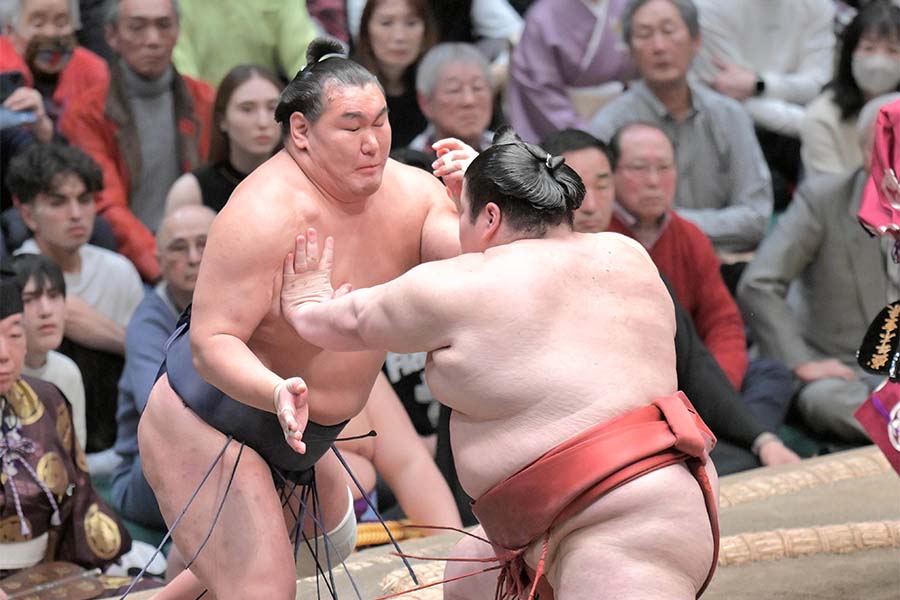 横綱・豊昇龍（左）を破る金星を挙げた熱海富士【写真：スポーツ報知/アフロ】