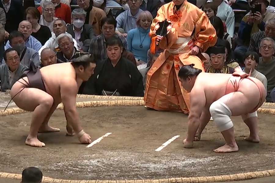 大相撲初場所の九日目、土俵に上がった霧島と宇良（右）【写真：（C）AbemaTV,Inc.】
