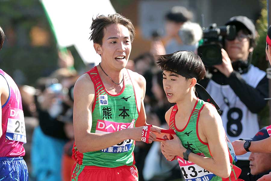 全国都道府県対抗男子駅伝に出場した鶴川正也（左）【写真：スポーツ報知/アフロ】