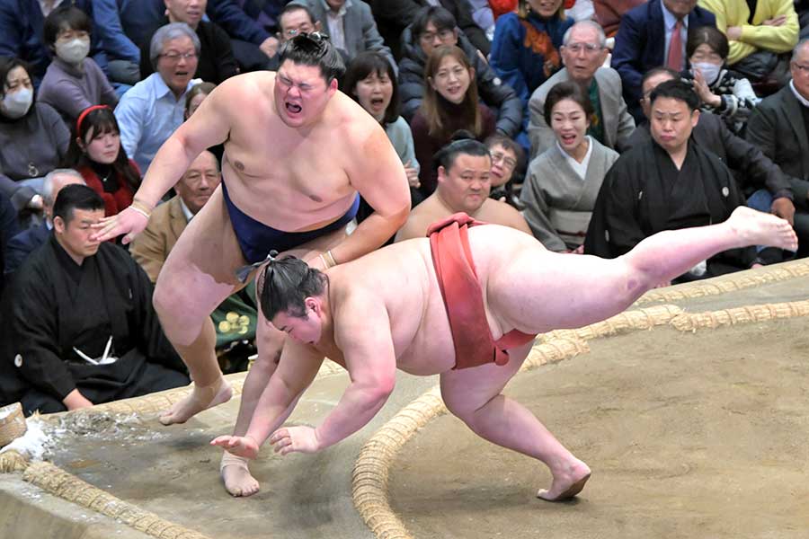大の里に勝利した熱海富士（右）【写真：スポーツ報知/アフロ】