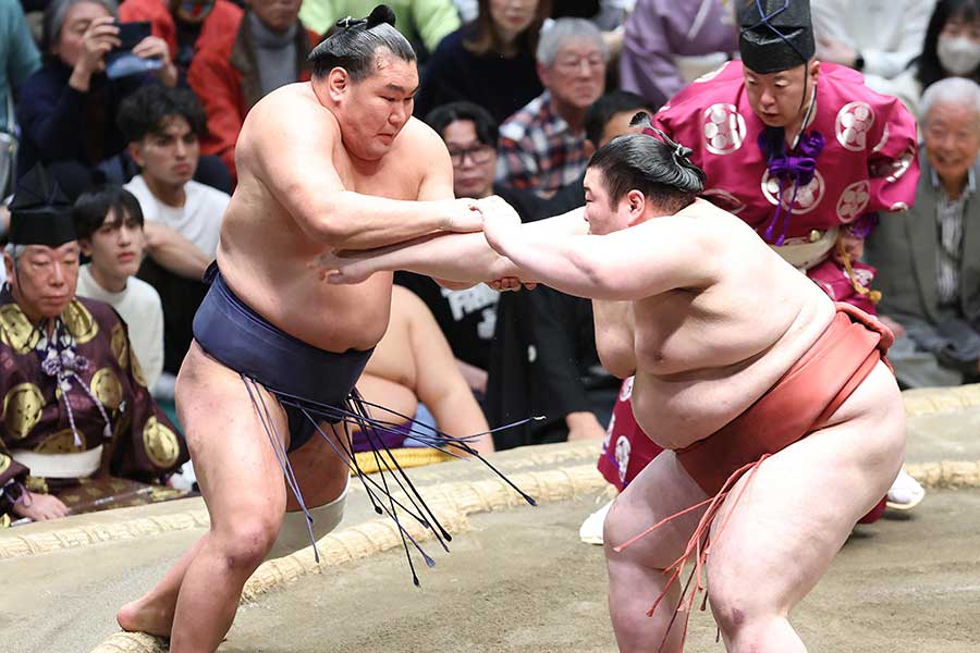 豊昇龍を倒し、金星を挙げた熱海富士(右)【写真:産経新聞社】