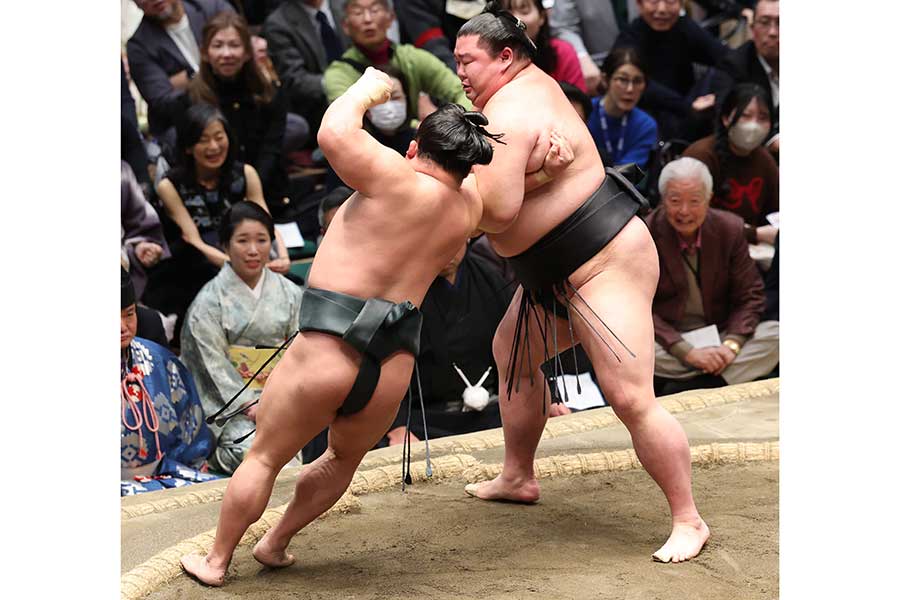 十二日目、翠富士(左)は小手投げで正代に敗れた【写真:産経新聞社】