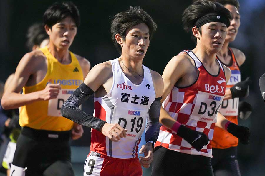 中村匠吾（中央）【写真：アフロスポーツ】