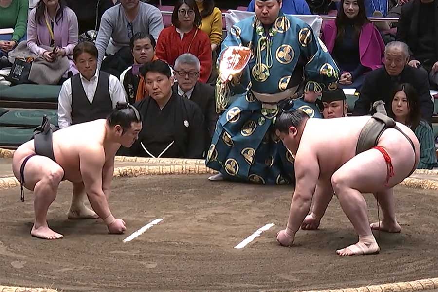 炎鵬（左）と延原の取組【写真：（C）AbemaTV,Inc.】