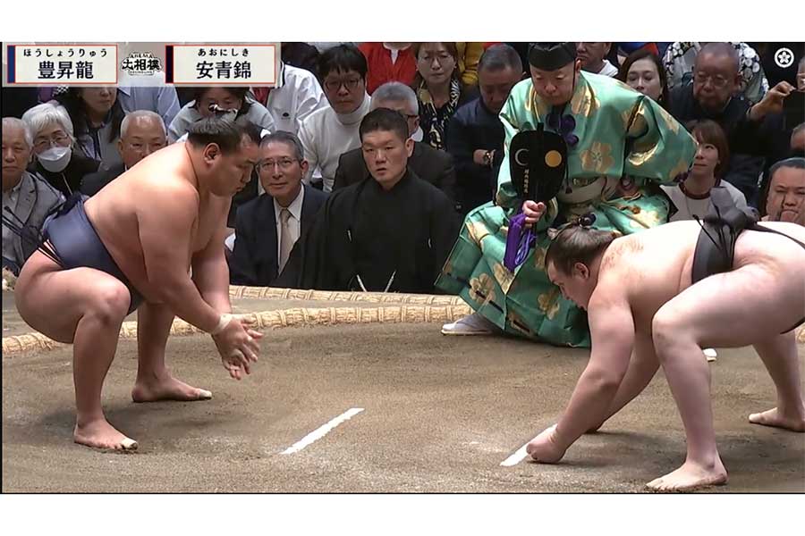 初場所十三日目、横綱・豊昇龍（左）が安青錦に上手投げで敗れた【写真：（C）AbemaTV,Inc.】