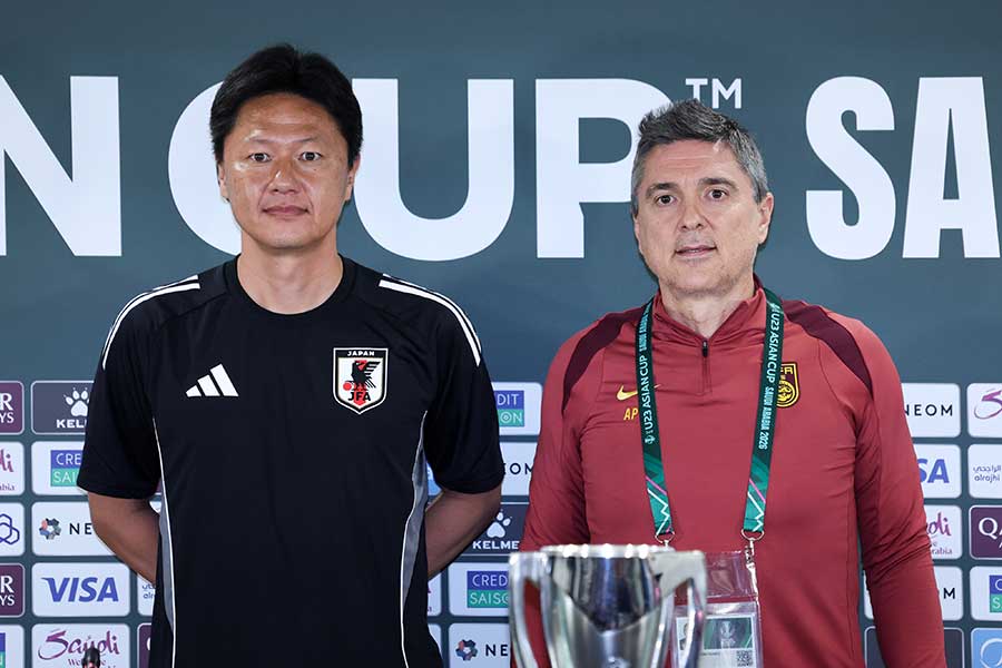 試合を前に会見を行った日本代表(左)と中国代表の監督【写真:VCG/アフロ】