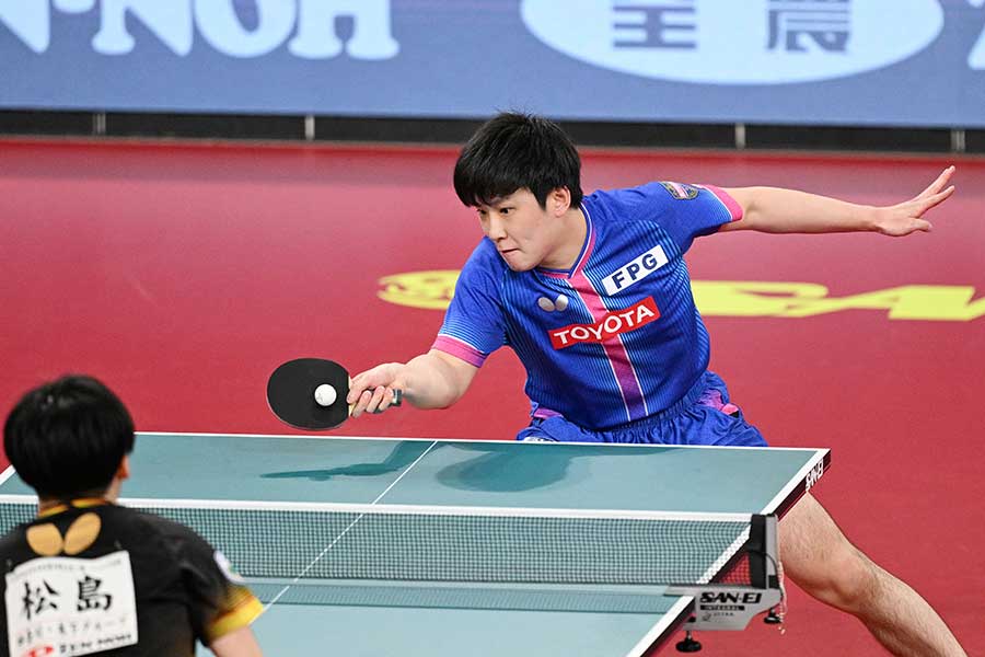 松島輝空と対戦した張本智和(奥)【写真:松尾/アフロスポーツ】