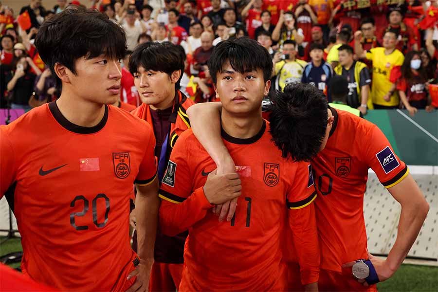 U-23アジアカップ決勝で日本に大敗し、うなだれる中国代表選手【写真：VCG/アフロ】