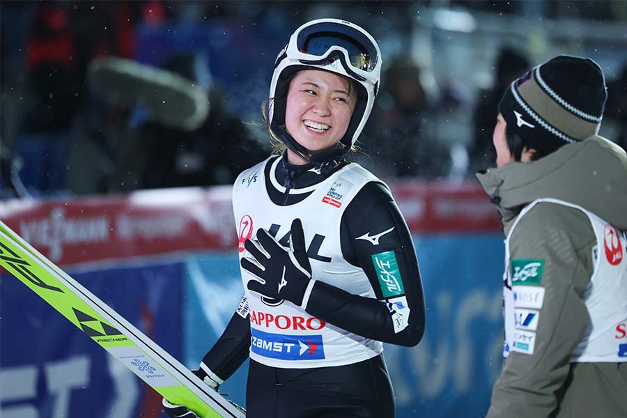 札幌大会でアクシデントに見舞われ、飛躍後に胸をなでおろす一戸くる実【写真：長田洋平/アフロスポーツ】